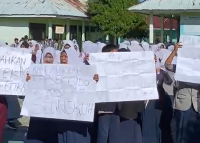 Hari Pertama Masuk Sekolah, Murid SMPN 5 Seluma Demo Minta Kepala Sekolah Diganti