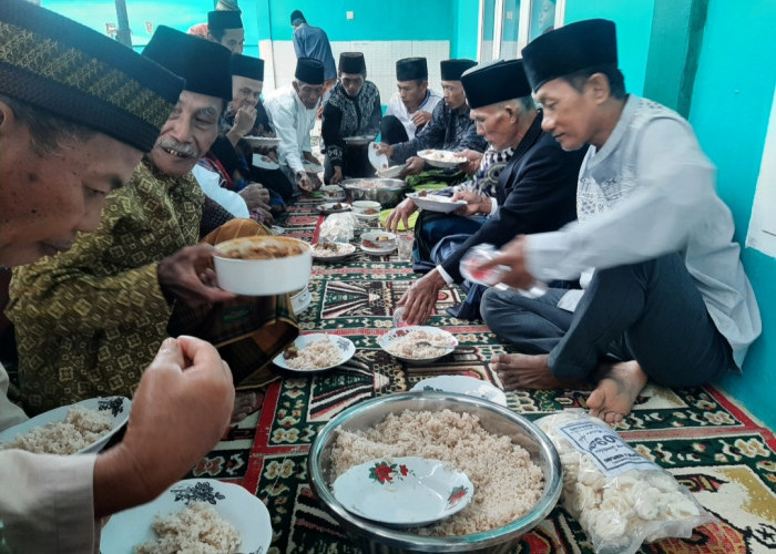 UNIK, Tradisi  Makan Nasi Samin Bersama di Mesjid Usai Salat Idul Fitri