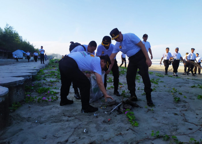 Turun Serentak, Personel TNI/Polri dan ASN Pungut Sampah di Pantai Panjang