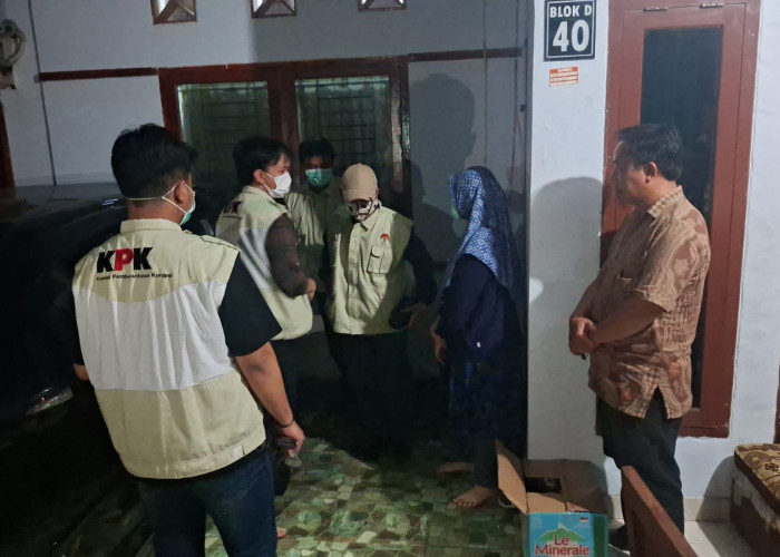 Dikawal Personel Kepolisian, KPK RI Geledah Rumah Pejabat di Bengkulu
