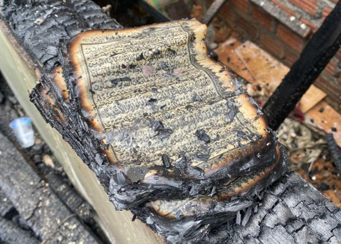 Subhanallah... Bangunan Ludes Terbakar, Tulisan Al-Qur'an Tak Tersentuh Api