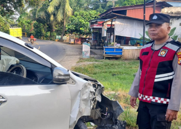 Hindari Lubang Jalan, Toyota Avanza Tabrak Mobil Dinas Kepala Kesbangpol Seluma