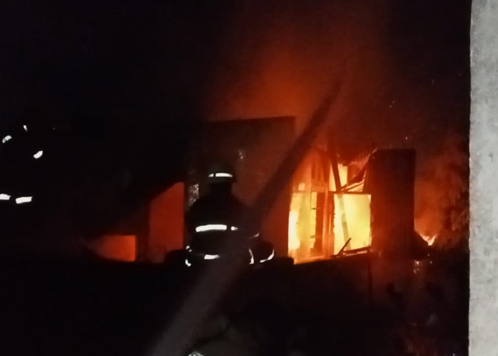 Diduga Konsleting Listrik, Satu Unit Rumah di Kota Bengkulu Ludes Terbakar 