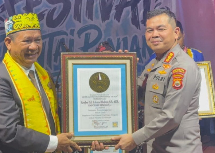 Kombes Pol. Rahmad Hidayat Terima Penghargaan Inspirator Penyelenggaraan Rekor Dunia Tari Katera