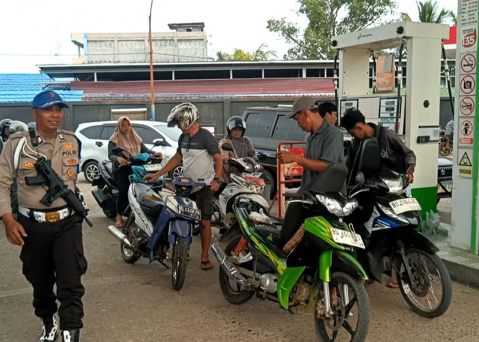Polsek Seluma Timur Tertibkan Antrean di SPBU Tais, Antisipasi Ribut Pengantri dengan Pengunjal