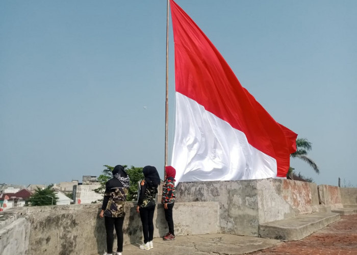 Semarak HUT RI, Bendera Raksasa Berkibar di Benteng Marlborugh 
