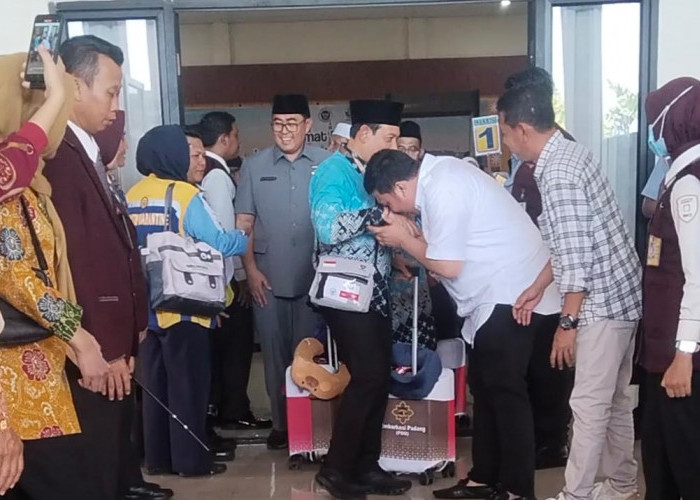 Diantar dan Dilepas Pejabat Kota, Wali Kota Bengkulu dan Istri Berangkat ke Tanah Suci
