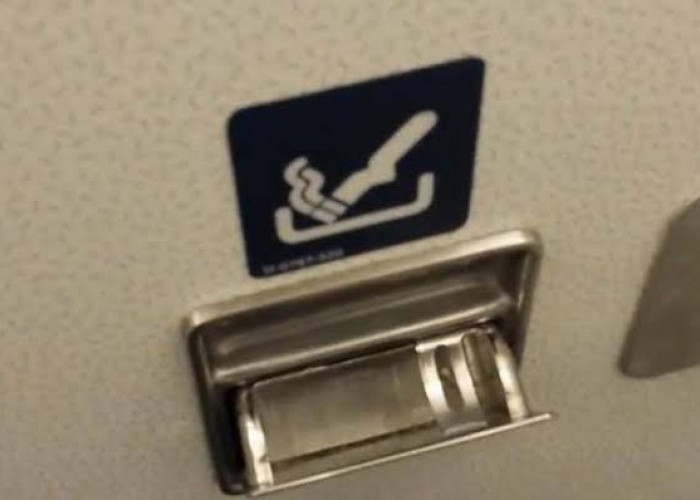 Dilarang Merokok Saat di Pesawat Tapi Disediakan Asbak di Toilet, Ternyata Ini Alasannya