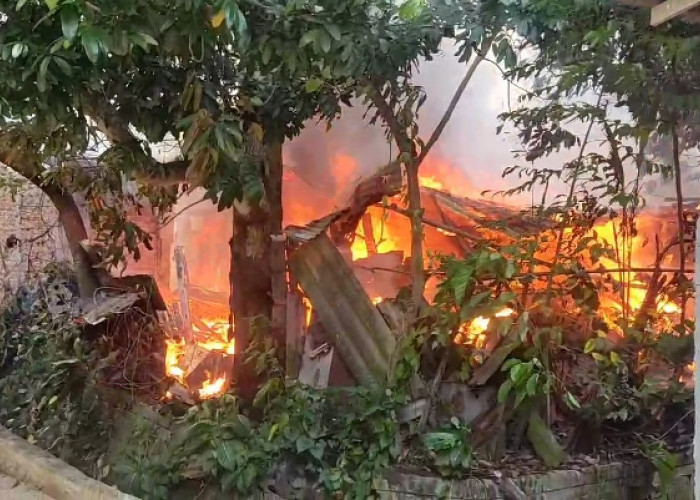 Api Pembakaran Sampah Menjalar, Rumah di Skip Hangus Terbakar