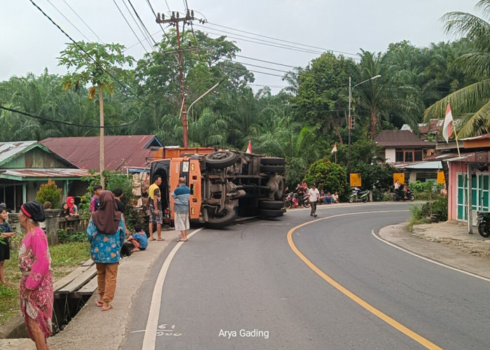 Serempetan Sesama Truk, Fuso Orange Muatan Biskuit Terguling di Tikungan Air Masat Seluma