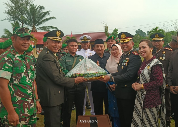 HUT Bhayangkara ke-80: Personel TNI Kodim 0425 Geruduk Mapolres Seluma, Bawa Nasi Tumpeng