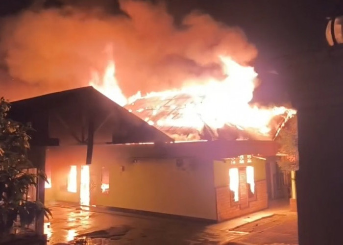 Rumah Milik Notaris Selviana Valentine di Jalan Musium Kota Bengkulu Terbakar