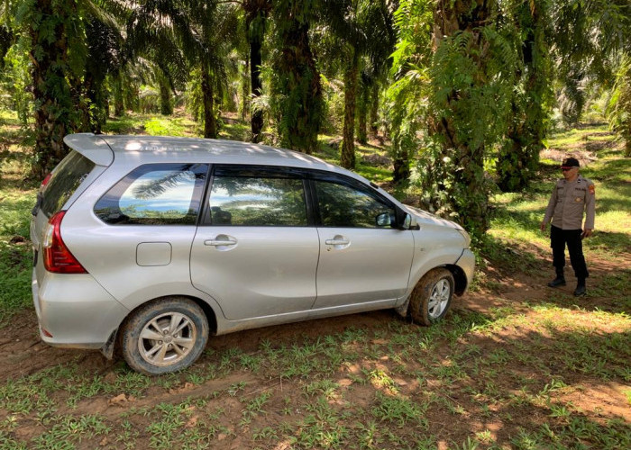 Mobil Curian Ditemukan di Kebun Sawit. Dilaporkan Hilang Sabtu Kemarin