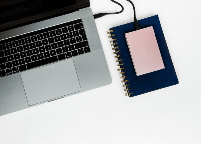Apa Dampak Buruk Jika Ngecas Laptop Dalam Waktu Lama ketika Beraktivitas? 