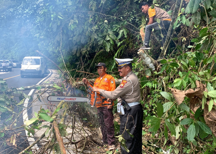 Jelang Libur Nataru, Satlantas Polres Kepahiang Bersihkan Jalur Gunung