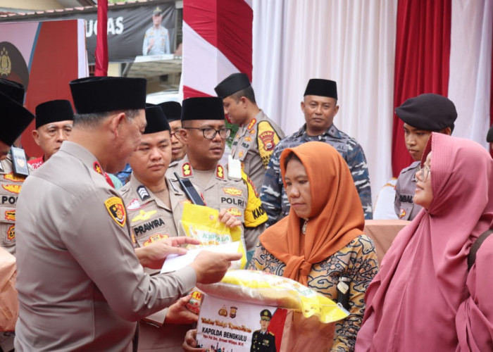 Gencarkan Kegiatan Bantuan Sosial, Kapolda Bengkulu Serahkan 100 Paket Sembako Untuk Warga di Bengkulu Selatan