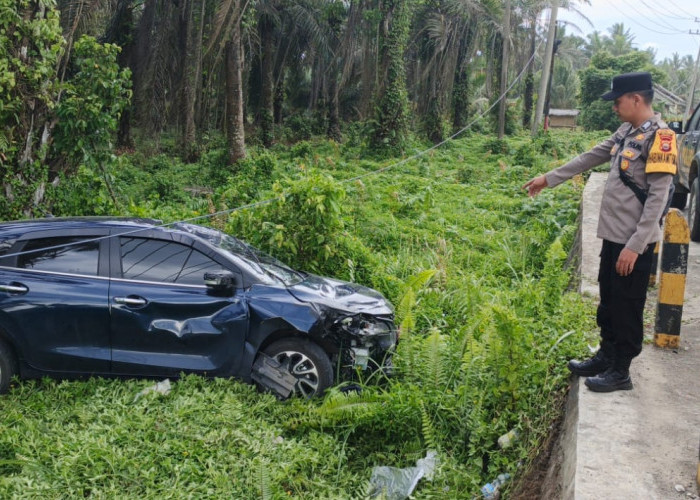 Tabrak Pembatas Jalan, Mobil Suzuki Baleno yang Dikemudikan Pensiunan Hakim Terguling di Seluma