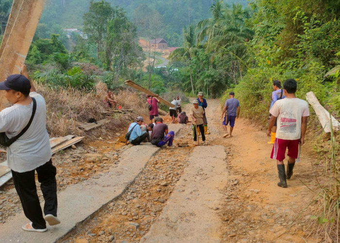 APBD Seluma Terbentur Efisiensi Fiskal, Warga 3 Desa di Lubuk Sandi Seluma Patungan Ngecor Jalan Rusak