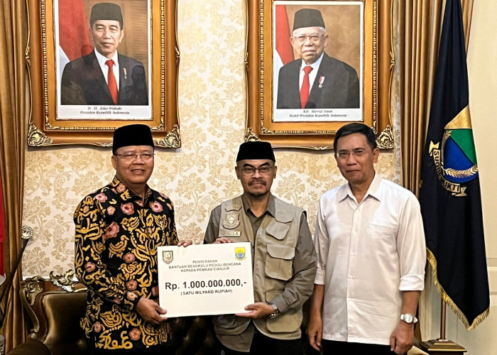Gubernur Rohidin Serahkan Bantuan Gedung untuk Warga Cianjur