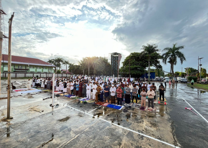 Minggu Pagi Ratusan Jemaah DMDI Bengkulu Sholat Id di Lapangan Voli Stadion