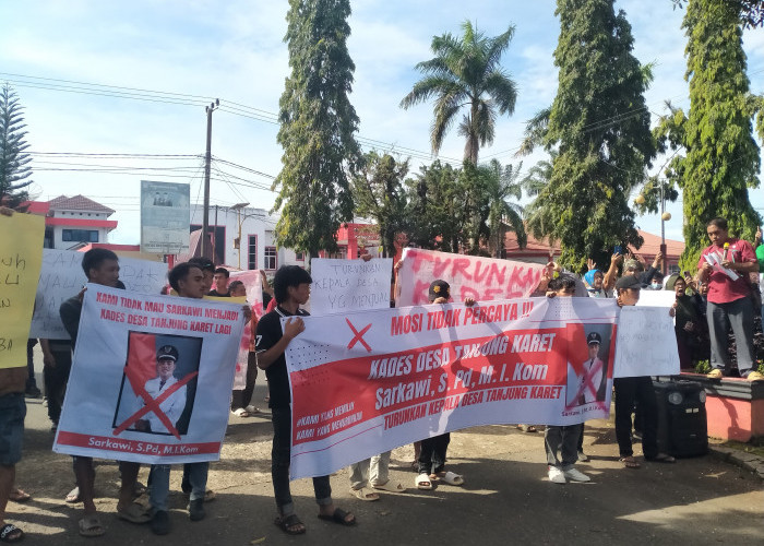 Warga Desa Tanjung Karet Bengkulu Utara Aksi Damai ke Kantor Bupati, Minta Kades Dicopot