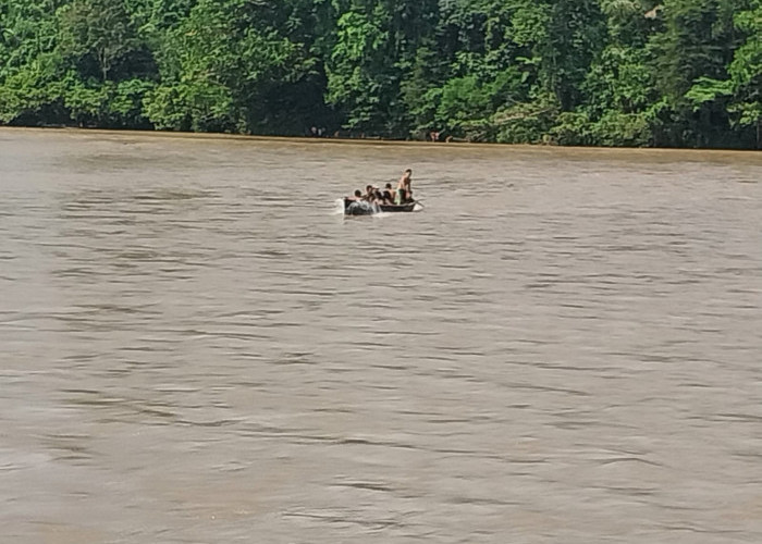 Perahu Terbalik saat Menyeberangi Sungai, Lansia Hanyut Terbawa Arus