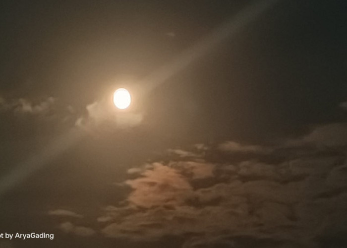 Subhanallah, Fenomena Supermoon Terlihat di Langit Seluma Malam