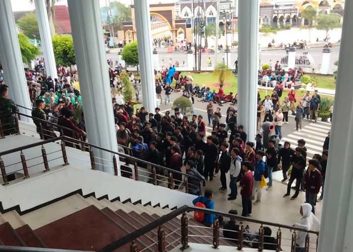 Kapolresta Bengkulu Temui Massa Aksi Demo, Anggota DPRD Belum Keluar Gedung