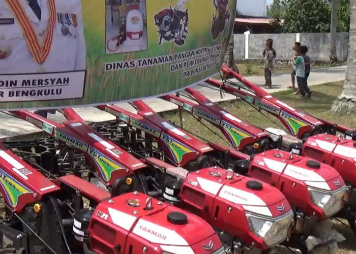 Gubernur Bengkulu Bagikan 5 Unit Hand Traktor dan 14 Hand Sprayer untuk Poktan Kaur