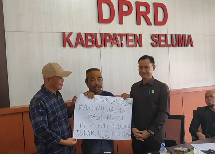 Mantan Anggota DPRD Seluma Bawa Spanduk Minta Pemkab Bersikap Adil