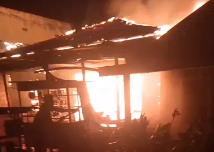 2 Rumah Semi Permanen di Padang Ulak Tanding Rejang Lebong Terbakar
