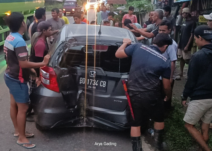 Salah Injak Pedal, Honda Jazz di Seluma Meluncur Masuk Rumah Tetangga