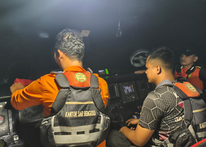 Basarnas Bengkulu Evakuasi Kapal Kargo Terbakar, 11 Kru Dalam Pencarian