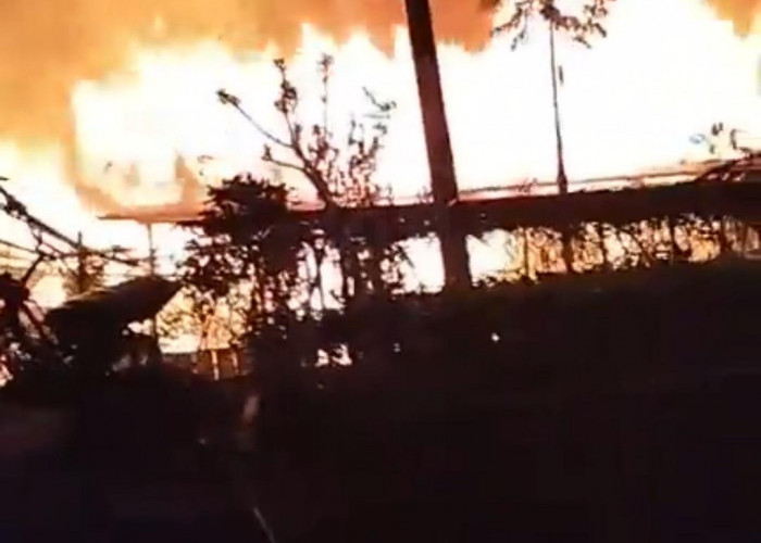 Diduga Berawal dari Tungku Dapur, Satu Rumah Warga di Giri Mulya Ludes Terbakar