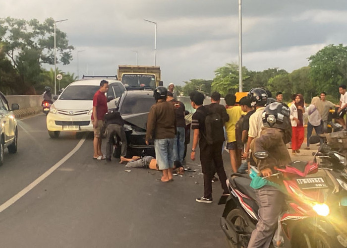 Adu Kambing Mini Bus vs Sepeda Motor di Jalan Jembatan Elevated, Satu Orang Terkapar 