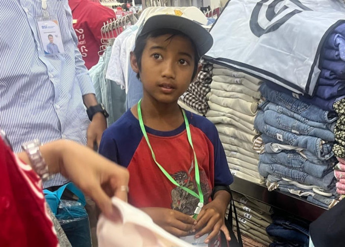 Reza Bocah 8 Tahun Tersenyum Bahagia dengan Menenteng Baju Lebaran dari Belanja Gratis BSI