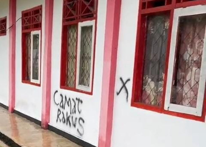 Waduh, Dinding Kantor Camat Batik Nau Dicoret “Camat Rakus”, Kok Bisa?