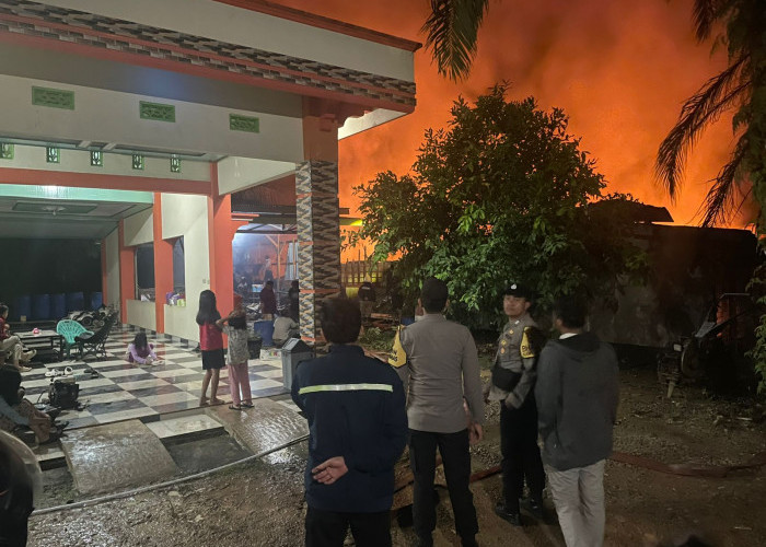 Toko Manisan dan BBM Eceran di Mukomuko Terbakar