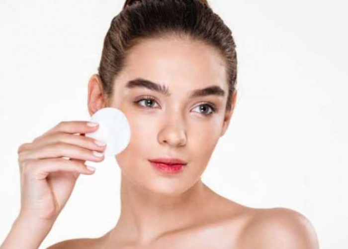 Bekas Riasan Bersih Lagi dan Wajah Kembali Berseri, Gunakan 7 Makeup Remover Terbaik Berikut