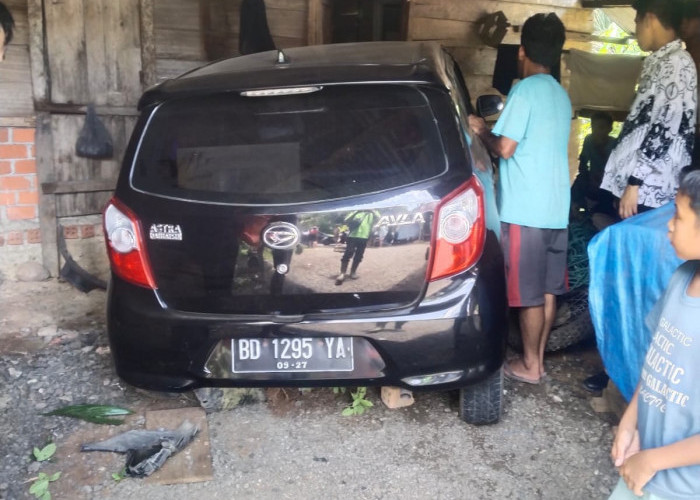 Melebar  di Tikungan, Ayla Hantam Pengendara Motor dan Rumah Warga Air Teras