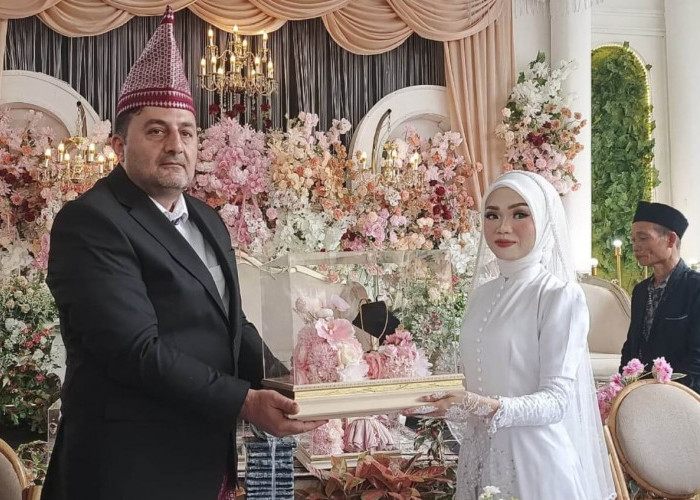 Kisah Cinta Reri Gadis Bengkulu Utara Dinikahi ASN dari Turki, Ijab Kabul Khidmat di Bawah Guyuran Hujan