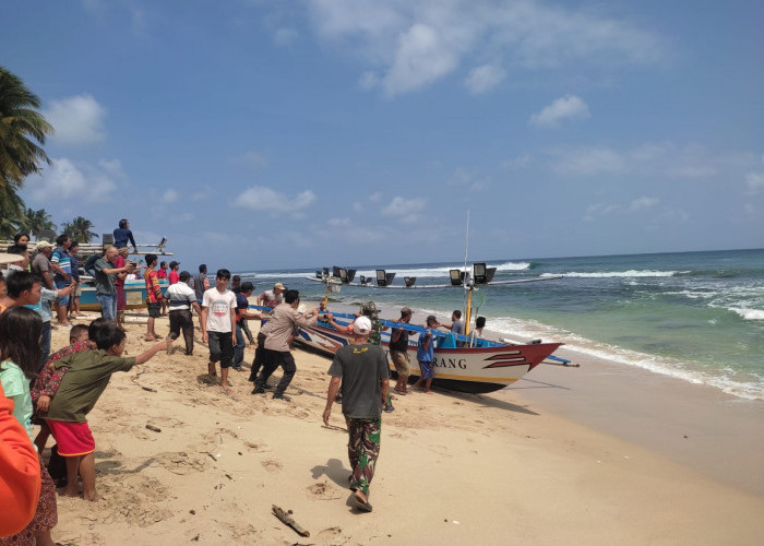 Perahu Benur Terbakar, Satu Nelayan Kaur Dikabarkan Hilang Satu Orang Selamat 