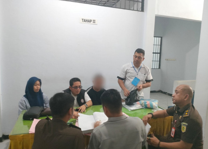Dua Kali Gagal Praperadilan, Kades Teluk Anggung MNW Kini Diserahkan ke Jaksa