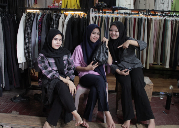 Diminati Pembeli, Usaha Thrifting di Pasar Panorama Bengkulu Semakin Berkembang