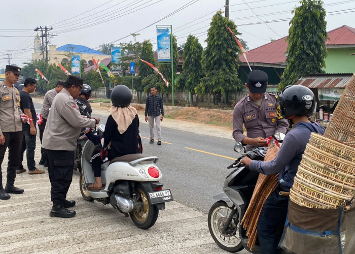 Aksi Simpatik Jelang 17 Agustus, Personel Polres Seluma Turun Jalan Bagi-bagi Bendera