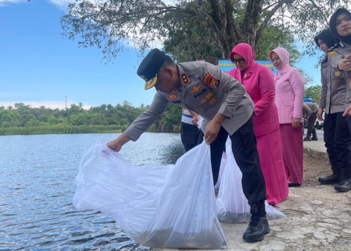 Kapolda Bengkulu Tebar 2.000 Benih Ikan dan Lepas 150 Ekor Burung di Danau Dendam Tak Sudah
