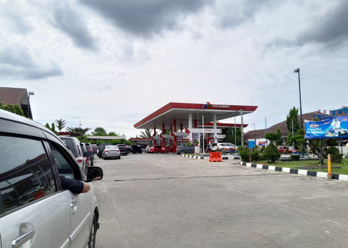 Kendaraan Kembali Mengantre di SPBU, Apa yang Sebenarnya Terjadi?