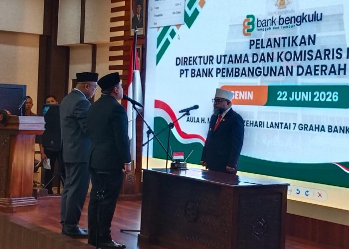 Gubernur Helmi Hasan Lantik Iswahyudi dan Aprikie Putra Wijaya jadi Dirut dan Komisaris Bank Bengkulu 
