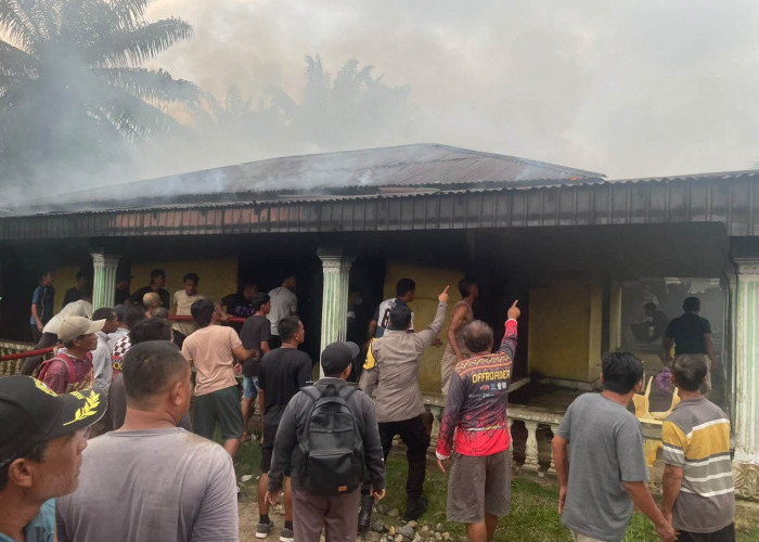 Diduga Korsleting Listrik, Satu Rumah di Tanjung Harapan Ipuh Hangus Terbakar, Kerugian Capai Rp300 Juta