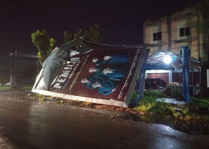 Cuaca Ekstrem di Bengkulu, Billboard Depan BPK Roboh Diterjang Angin Kencang